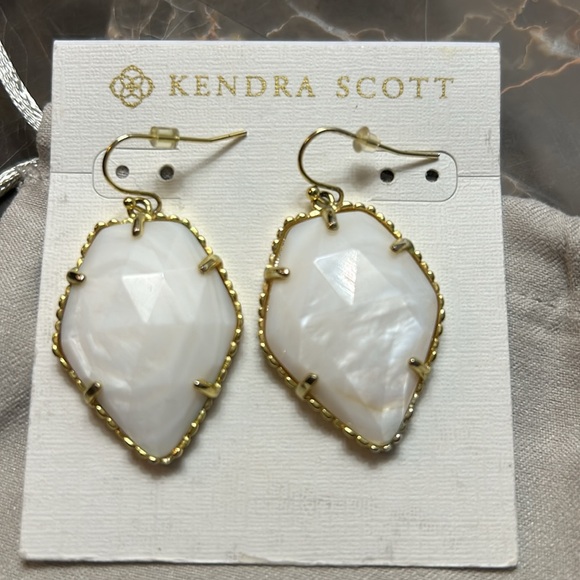 🎇Kendra Scott white Corley earrings - Picture 2 of 3